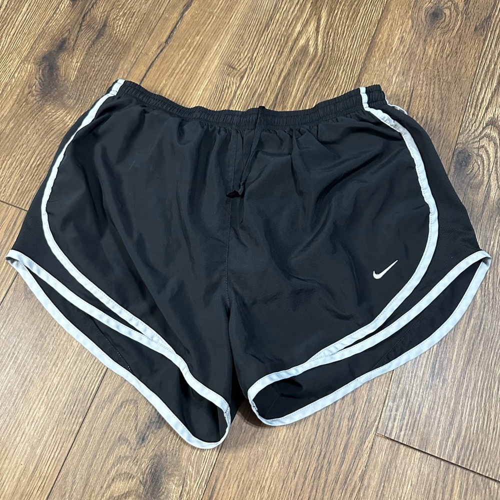 Black and white Nike shorts| size:L